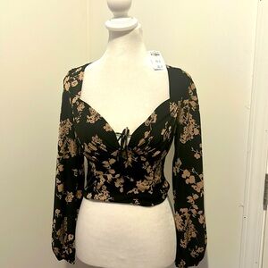 NWT XS trendy Abercrombie and fitch blouse black with pinky/beige flowers